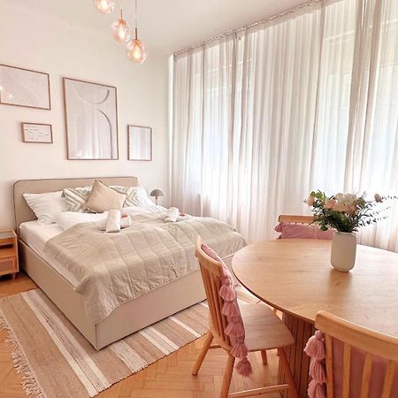 Cozy Apartment In Quiet Location, Fast Train Station 100M Away, Contactless Check-In Vienna Esterno foto