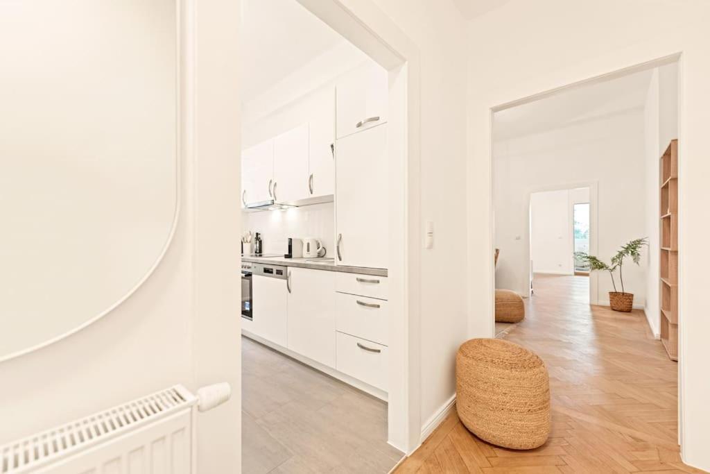 Cozy Apartment In Quiet Location, Fast Train Station 100M Away, Contactless Check-In Vienna Esterno foto