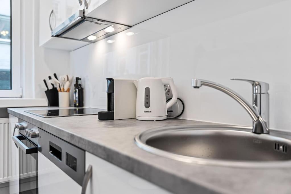 Cozy Apartment In Quiet Location, Fast Train Station 100M Away, Contactless Check-In Vienna Esterno foto