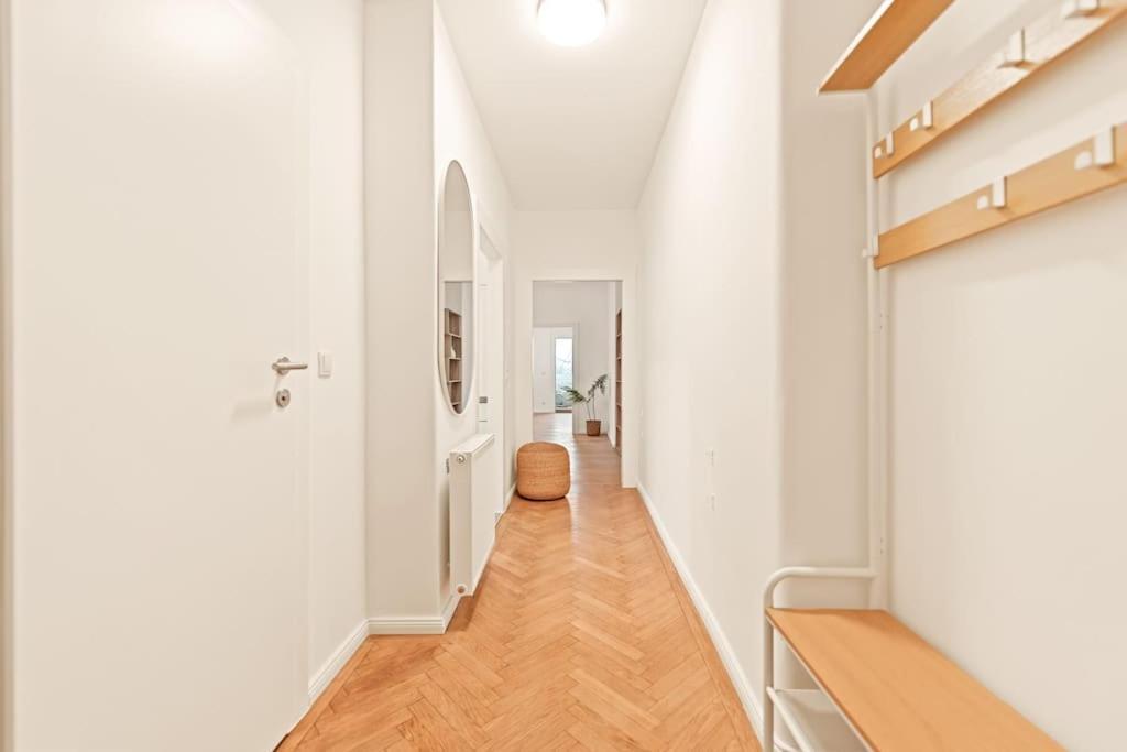 Cozy Apartment In Quiet Location, Fast Train Station 100M Away, Contactless Check-In Vienna Esterno foto