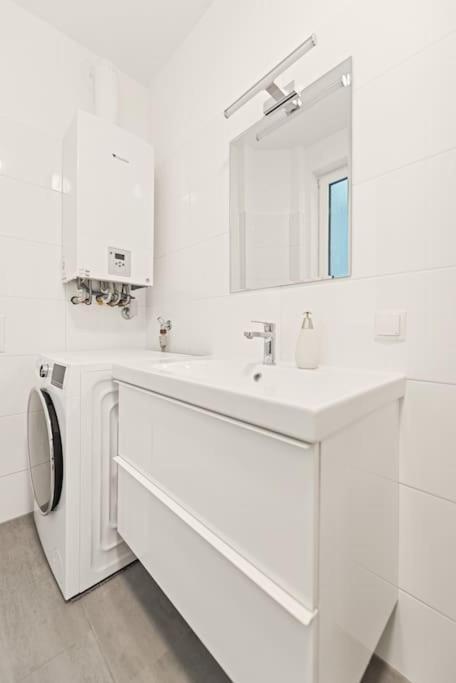 Cozy Apartment In Quiet Location, Fast Train Station 100M Away, Contactless Check-In Vienna Esterno foto